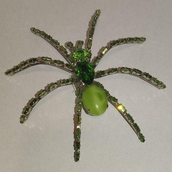 Brosche 3D Spinne mit namhaften Kristallen grünfarben