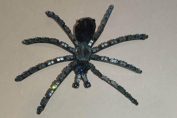 Brosche 3D Spinne mit namhaften  blauen Kristallen